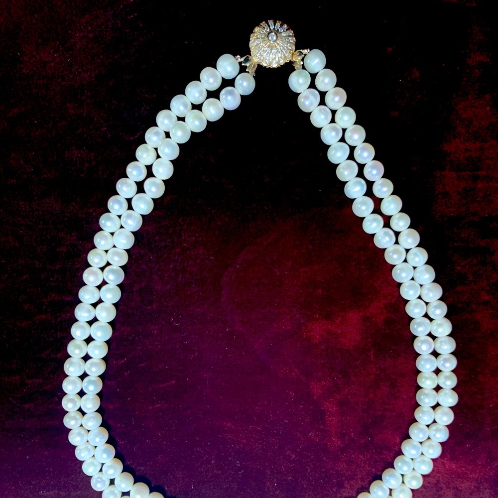 Real Pearl Necklace With Diamonds and Gold Clasp - Picture 12 of 16
